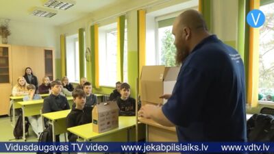 Jēkabpilī skolēni iepazīst STEM priekšmetus caur koksni