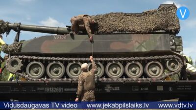Izmantojot dzelzceļu, uz Sēlijas poligonu nogādā militāro tehniku