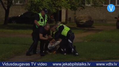 Varmāka Jēkabpilī uzbrūk dzīvesbiedrei un draud nolēkt no jumta