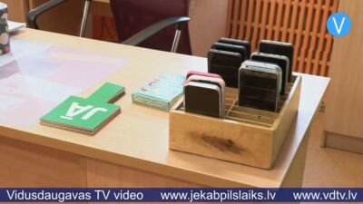 Skolās paplašinās telefonu lietošanas ierobežojumus – Salā uz pārmaiņām raugās pozitīvi
