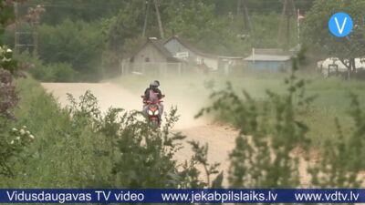 “Man 80 gados jārij putekļi!” – Jēkabpils novadā gadiem gaida solīto asfaltu