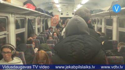 Divas stundas kājās vai uz grīdas – sēdvietu trūkumu vilcienos izjūt arī Krustpils pasažieri
