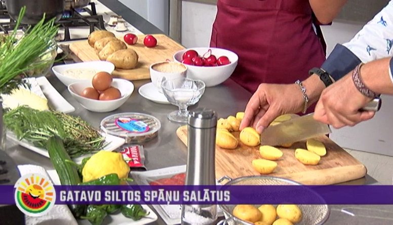 Zane Vaļicka gatavo siltos spāņu salātus