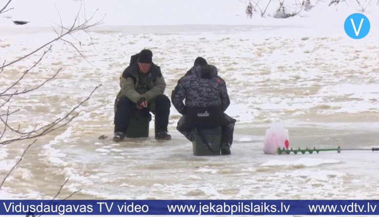 Līvānos zemledus makšķernieki kāpj uz trauslā Dubnas ledus