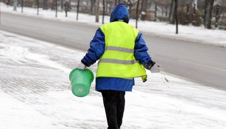 Kādēļ Rīgā nav iespējama ielu tīrīšana ar granulām?