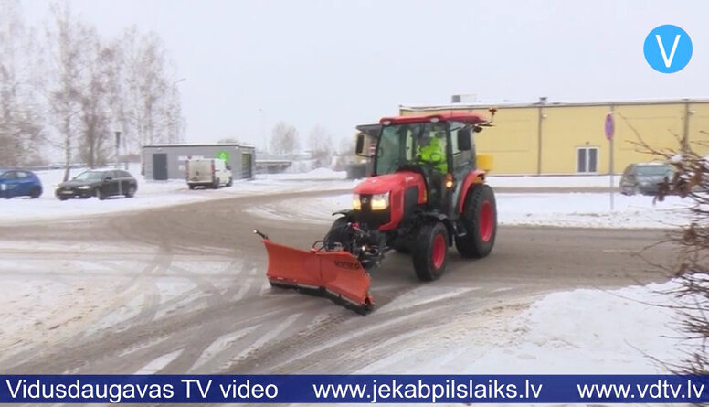 Līvānos iegādāts jauns traktors ielu uzturēšanai