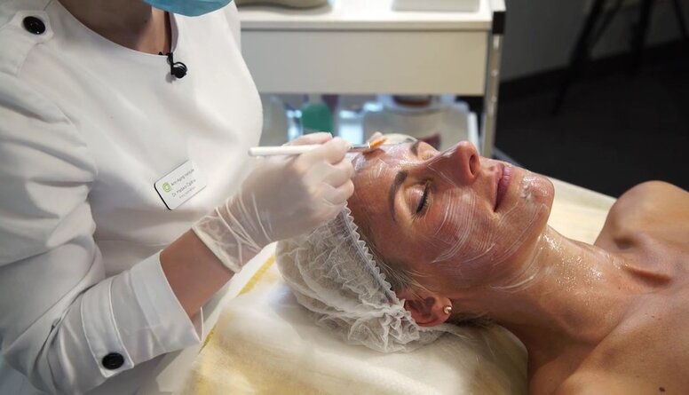 Jaunā māmiņa Gunta Baško ar procedūru palīdzību atgūst starojošu sejas ādu