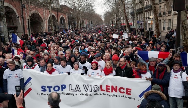 Parīzē "sarkanie lakatiņi" protestē pret "dzelteno vestu" vardarbību