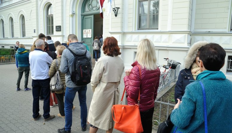 Aptauja: politiskajām partijām neuzticas 82% Latvijas respondentu