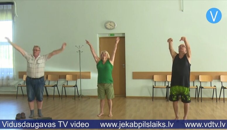 Ukrainis vada jogas nodarbības Jēkabpils senioriem