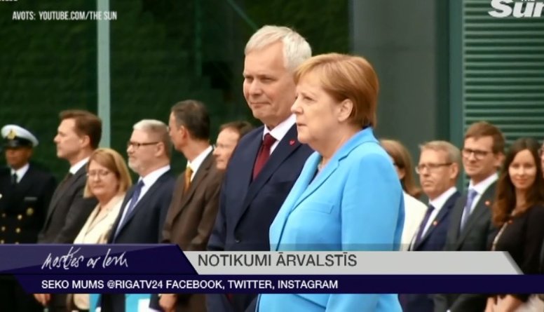 Mediji jau ceturto reizi fiksējuši Merkeles savdabīgo trīci