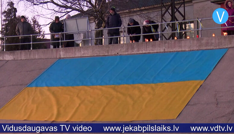 Abos Daugavas krastos Jēkabpilī ar svecīšu nolikšanu pauž atbalstu Ukrainai
