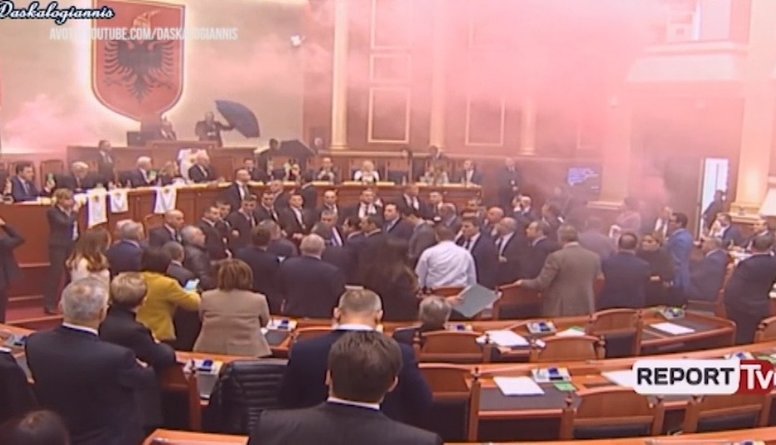 Albānijas opozīcija parlamenta zālē iesviež dūmu bumbas