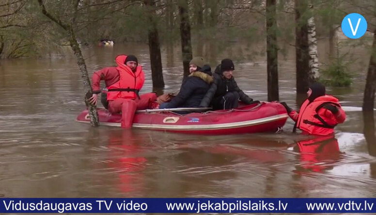 Jēkabpils novadā ugunsdzēsēji veic pirmās iedzīvotāju evakuācijas no plūdu skartajām mājām