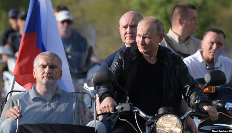 Krimā Putins ar motociklu braucis kopā ar "Nakts vilkiem"