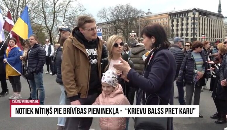 Mītiņa dalībniece: Gribu parādīt meitai, ka mēs varam protestēt un par to mums nekas nebūs