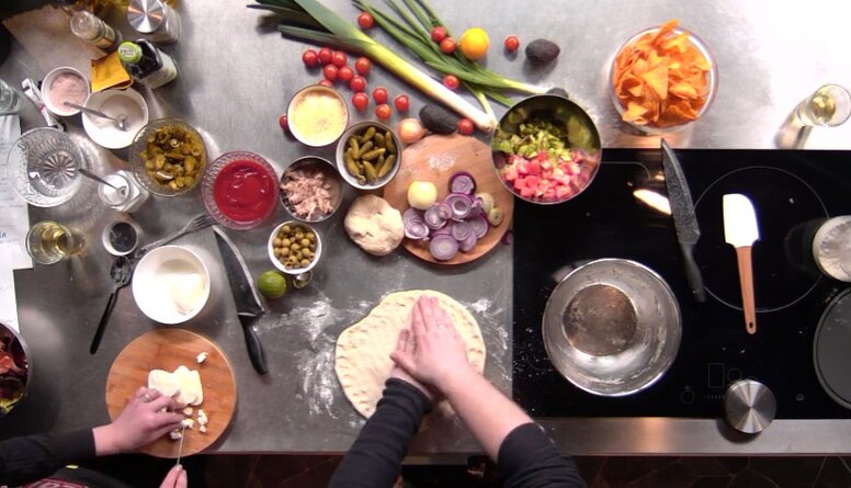 Kinorežisors demonstrē, kā ar pirkstiem veikli izveidot picas mīklas pamatni