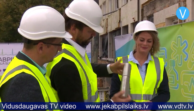 Jēkabpils slimnīcas Uzņemšanas nodaļas pamatos iemūrē kapsulu ar vēstījumu nākamajām paaudzēm