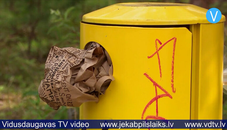 Jēkabpilī bojā suņu ekskrementiem paredzētās atkritumu urnas