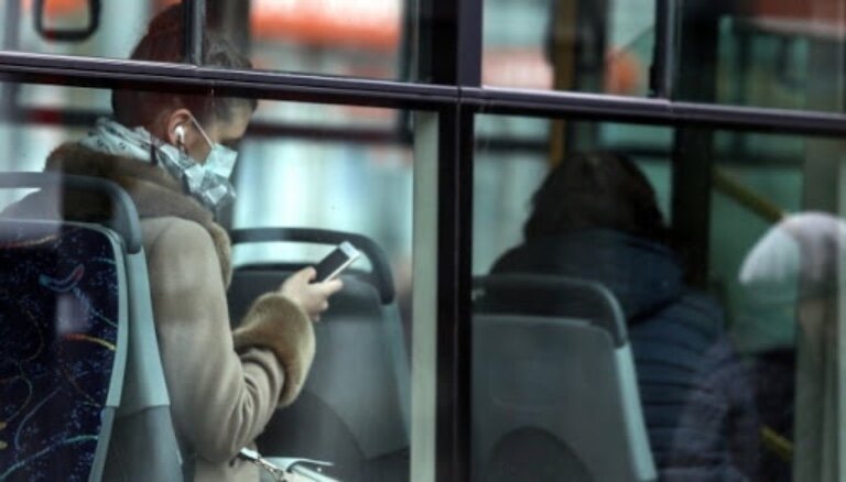Vai prasība valkāt mutes un deguna aizsegu sabiedriskajā transportā ir pārdomāta?