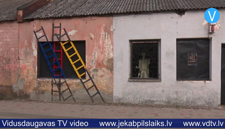 Jēkabpils mākslinieki ugunsgrēka sekas pārvērš jaunā mākslas instalācijā