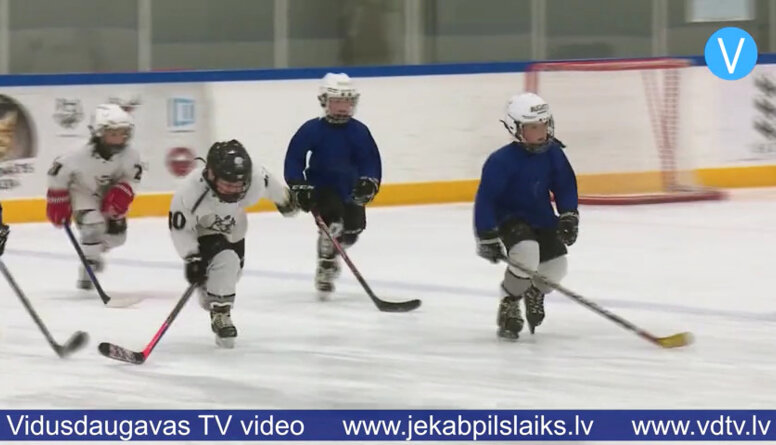 Jēkabpilī atvērtajos treniņos bērnus iepazīstina ar hokeju