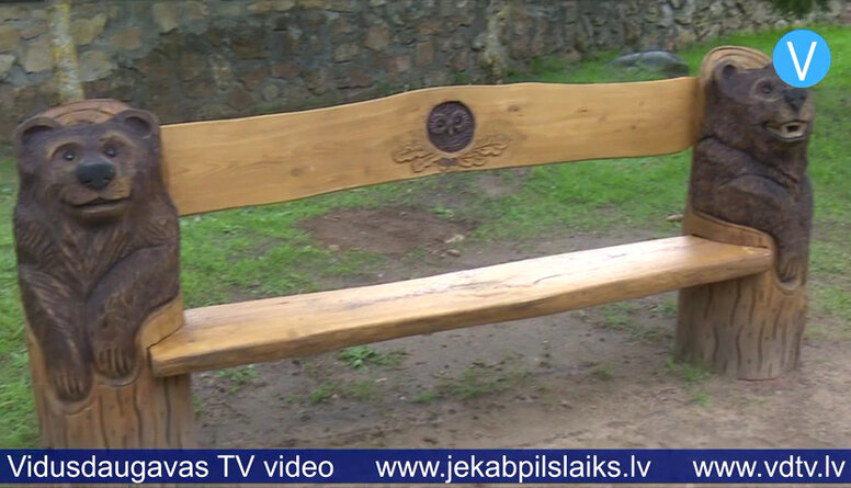 Jēkabpils Mežaparkā uzstāda divus lietuviešu koktēlnieku darinātus soliņus