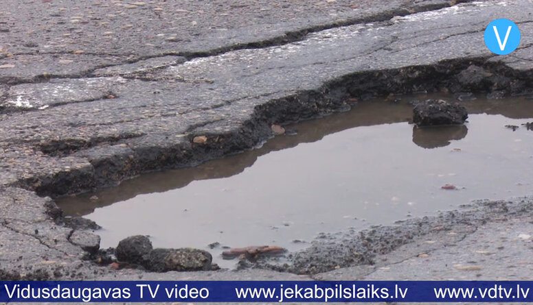 Uz Jēkabpils ielām veidojas satiksmei bīstamas bedres