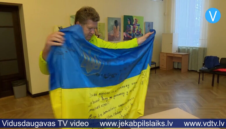 Jēkabpils novada uzņēmējs dāvās Valsts prezidentam ukraiņu parakstītus karogus