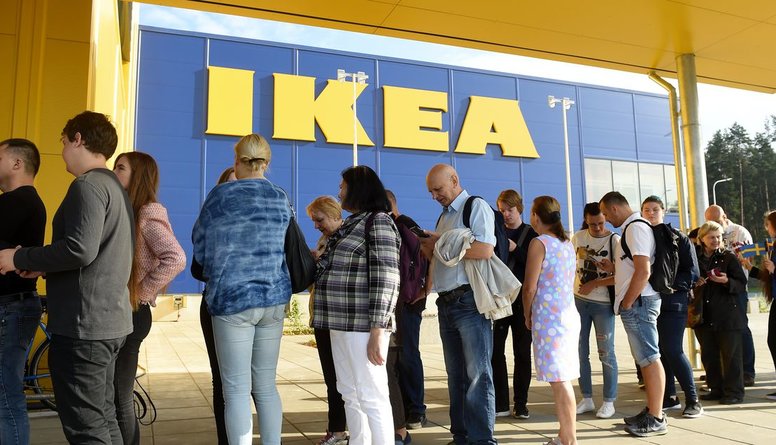 No IKEA veikala tiek evakuēti cilvēki