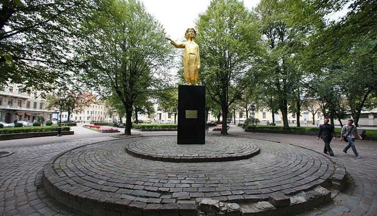 Aigars Bikše par savu piedāvāto skulptūru Neatkarības laukuma labiekārtošanai