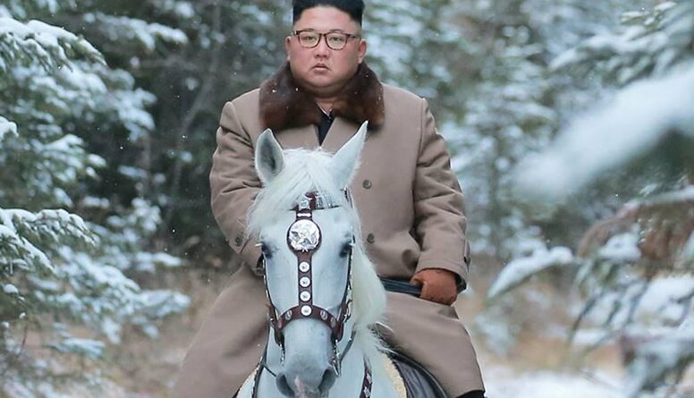 Ziemeļkorejas līderis balta rumaka mugurā jāj uz Svēto kalnu