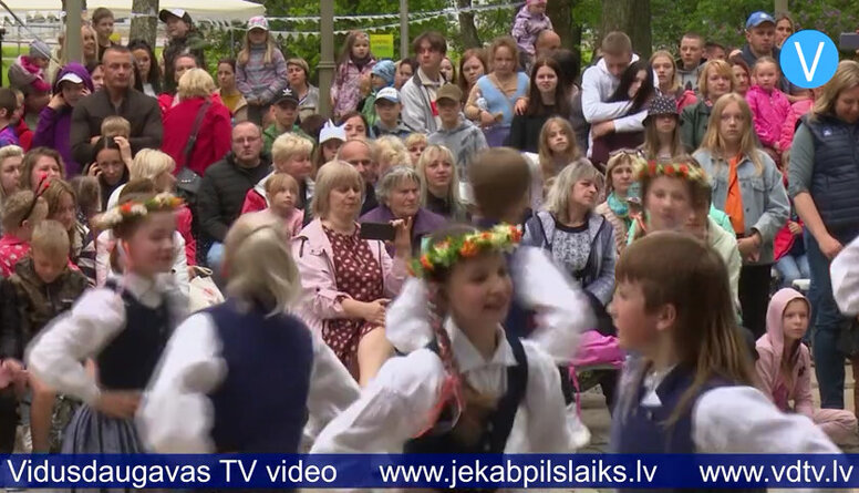 Ar izzinošām un jautrām aktivitātēm Jēkabpilī aizvadīti Bērnu svētki