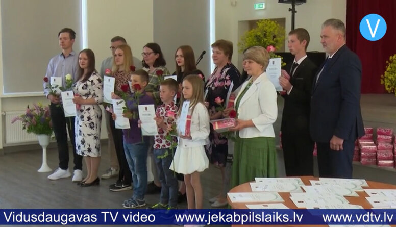 Svinīgā pasākumā sveic Jēkabpils novada skolēnus – olimpiāžu un konkursu laureātus