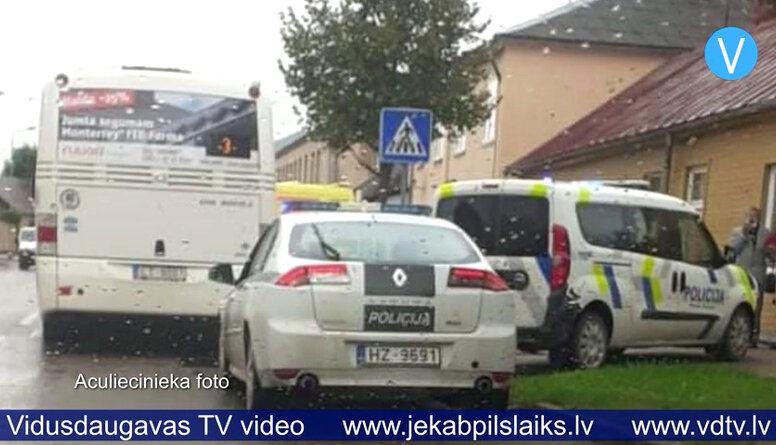 Gājējs gūst traumas sadursmē ar pasažieru autobusu