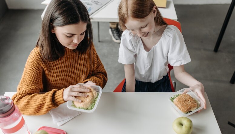 Rīgā daļai vecāku par bērna pusdienām skolā var nākties piemaksāt
