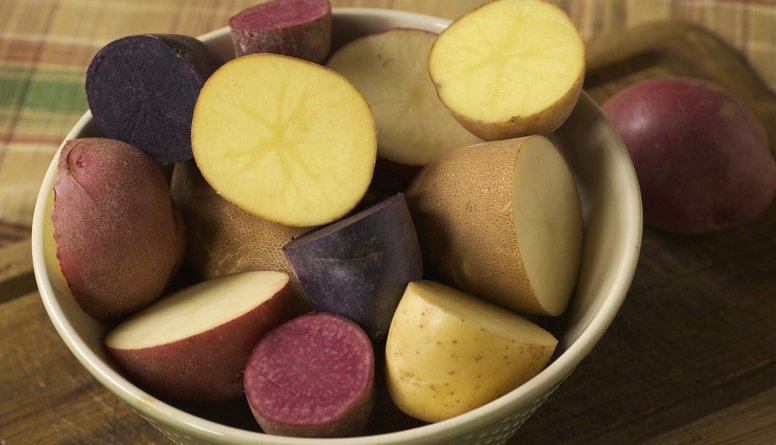 Ēdīsi krāsainus kartupeļus – mūžam vecs nepaliksi! Kuras šķirnes ir vērtīgākas?