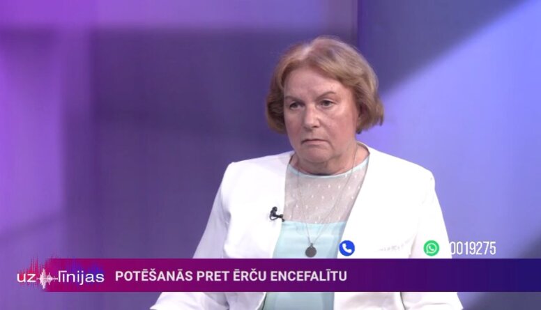 Jeļena Storoženko skaidro, kā pareizi nogādāt ērci uz laboratoriju