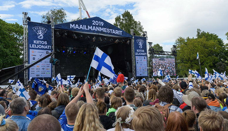 Ap 50 000 līdzjutēju sveic Somijas hokeja izlasi Helsinkos