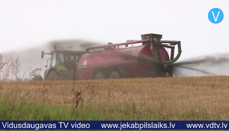 Biržos regulāri smird virca, bet zemnieki uzsver, ka lauki ir jāmēslo