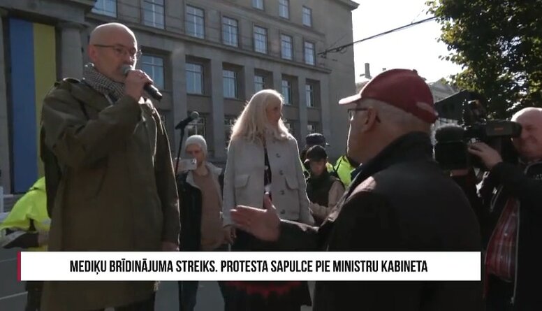 Veselības ministrs uzrunā protestējošos mediķus - Valdis Keris oponē ministra teiktajam
