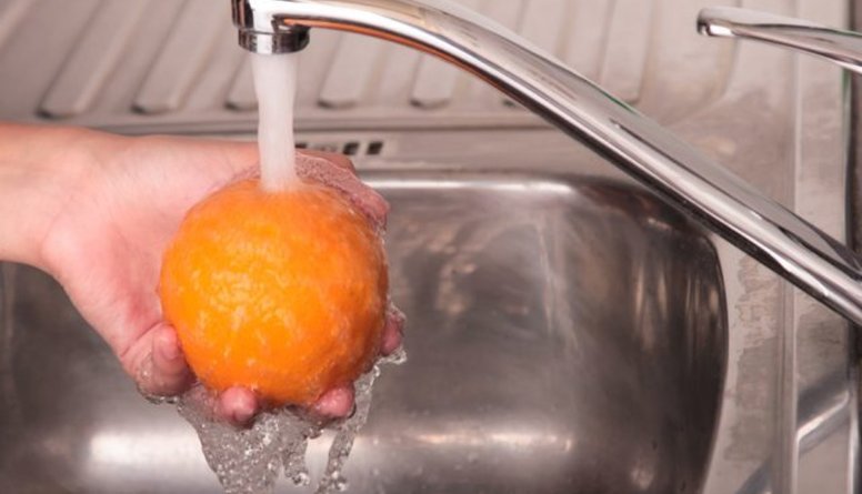Pirms sulas spiešanas, citrusaugļus rūpīgi nomazgā ar karstu ūdeni!