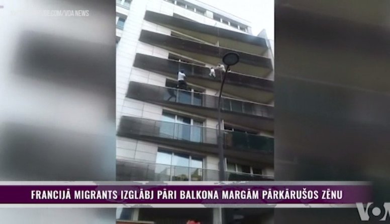 Francijā migrants izglābj pāri balkona margām pārkārušos zēnu