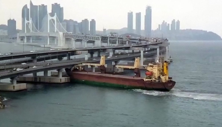 Krievijas kravaskuģa kapteinis reibumā ietriecies Dienvidkorejas tiltā