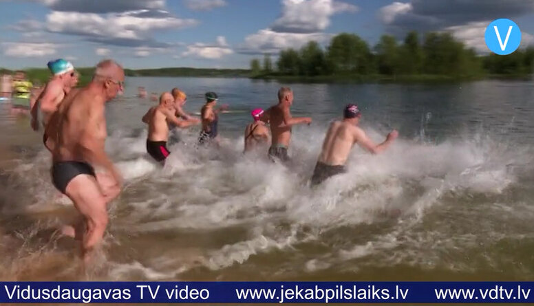 Jēkabpilī komandas sacenšas tautas triatlona sacensībās