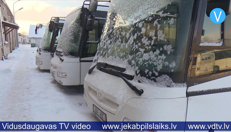 Jēkabpils autobusu parkam piegādāti trīs jauni ar dabasgāzi darbināmi autobusi