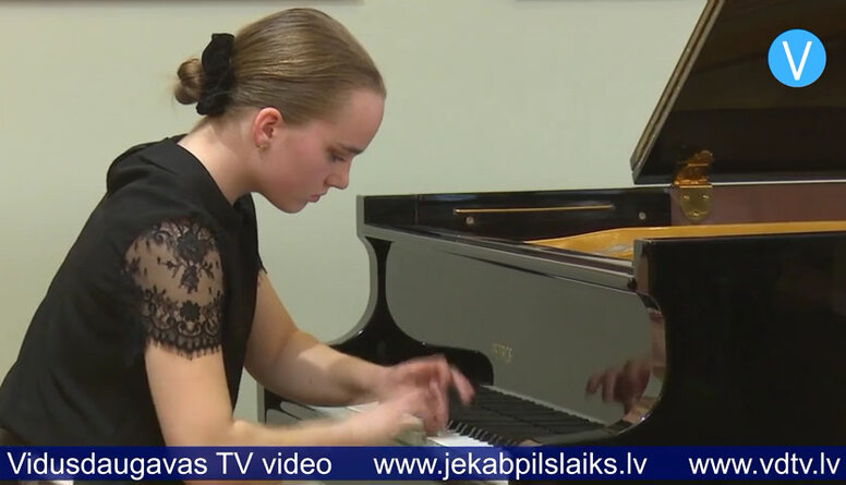 Jēkabpils mūzikas skolas audzēkne Dārta Kristīne Ozoliņa sniedz koncertu