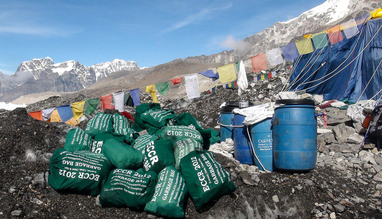 Tīrīšanas kampaņa Everestā: nocelti līķi un tonnām atkritumu