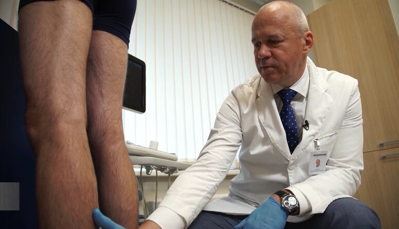 Operators Agris Janišauskis labsajūtas uzlabošanai veic kāju vēnu operāciju