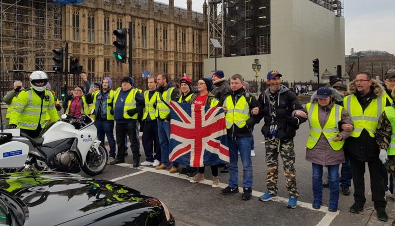 "Dzelteno vestu" demonstrācijas gaidāmas arī Lielbritānijā